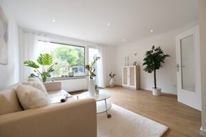 Home Staging helles Wohnzimmer mit beiger Couch Reihenhaus in Neu Wulmstorf