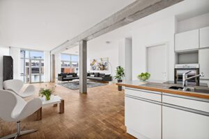 Virtual Staging Wohnung mit weißer Küche und braunem Holzboden in Hamburg-Altona