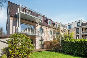 Außenansicht beiger Wohnkomplex mit braunem Dach und Stahl Balkonen in Hamburg-Sülldorf