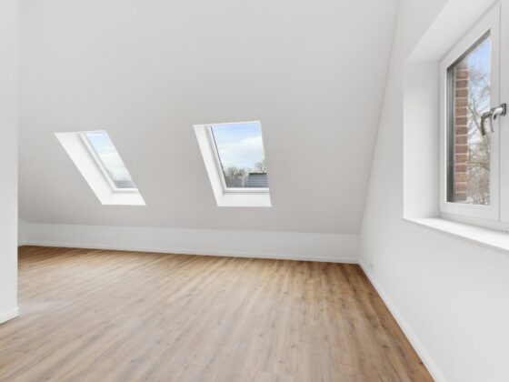 Spitzboden mit Dachfenstern und hellem Holzboden in Doppelhaushälfte Neubau in Hamburg-Volksdorf