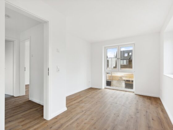 Helles Schlafzimmer mit Holzboden und bodentiefen Fenster in Neubau in Hamburg-Volksdorf
