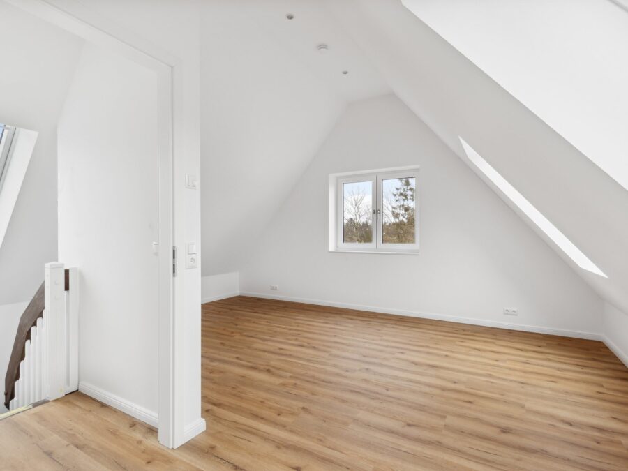 Heller Spitzboden mit Holzboden Neubau Doppelhaushälfte in Hamburg-Volksdorf