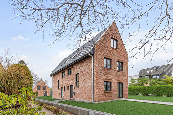 Außenansicht einer Rotklinker Doppelhaushälfte Neubau in Hamburg-Volksdorf