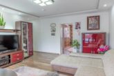 Großzügiger Wohnbereich - Elmshorn | Modernisierte 3-Zimmer-Wohnung auf Endetage mit großer Loggia und eigenem Stellplatz