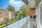 Blick ins Grüne - Elmshorn | Modernisierte 3-Zimmer-Wohnung auf Endetage mit großer Loggia und eigenem Stellplatz