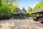 Hofauffahrt mit Doppelcarport - Hamburg – Wohldorf-Ohlstedt | Charmante Landhausvilla mit einem liebevollen Garten im Grünen