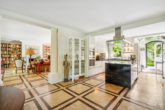 Anschließende Küche mit Terrassenzugang - Hamburg – Wohldorf-Ohlstedt | Charmante Landhausvilla mit einem liebevollen Garten im Grünen