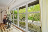 … mit viel Tageslicht. - Hamburg – Wohldorf-Ohlstedt | Charmante Landhausvilla mit einem liebevollen Garten im Grünen