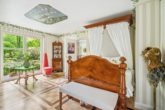 Gemütliches Schlafzimmer im Erdgeschoss - Hamburg – Wohldorf-Ohlstedt | Charmante Landhausvilla mit einem liebevollen Garten im Grünen