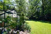 Uneinsehbarer und - Hamburg – Wohldorf-Ohlstedt | Charmante Landhausvilla mit einem liebevollen Garten im Grünen