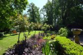 mit Rosenbeet - Hamburg – Wohldorf-Ohlstedt | Charmante Landhausvilla mit einem liebevollen Garten im Grünen