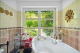 Einmaliger Blick ins Grüne - Hamburg – Wohldorf-Ohlstedt | Charmante Landhausvilla mit einem liebevollen Garten im Grünen