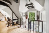 Treppenaufgang ins Dachgeschoss - Hamburg – Wohldorf-Ohlstedt | Charmante Landhausvilla mit einem liebevollen Garten im Grünen