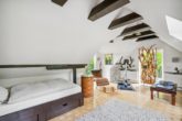 Schlafzimmer mit Zugang auf die Dachterrasse - Hamburg – Wohldorf-Ohlstedt | Charmante Landhausvilla mit einem liebevollen Garten im Grünen
