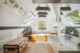 ... mit Dusche und Badewanne. - Hamburg – Wohldorf-Ohlstedt | Charmante Landhausvilla mit einem liebevollen Garten im Grünen