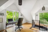 Treppenaufgang der Einliegerwohnung - Hamburg – Wohldorf-Ohlstedt | Charmante Landhausvilla mit einem liebevollen Garten im Grünen
