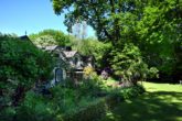 traumhaftes Waldgrundstück - Hamburg – Wohldorf-Ohlstedt | Charmante Landhausvilla mit einem liebevollen Garten im Grünen