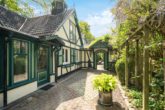 Seitlicher Hauseingang - Hamburg – Wohldorf-Ohlstedt | Charmante Landhausvilla mit einem liebevollen Garten im Grünen