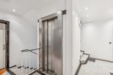 Treppenhaus mit Aufzug auf die Etage - Hamburg Uhlenhorst | Alsteranleger oder Selbstnutzer gesucht
