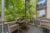 Geschützte Terrasse mit Blick in den Garten