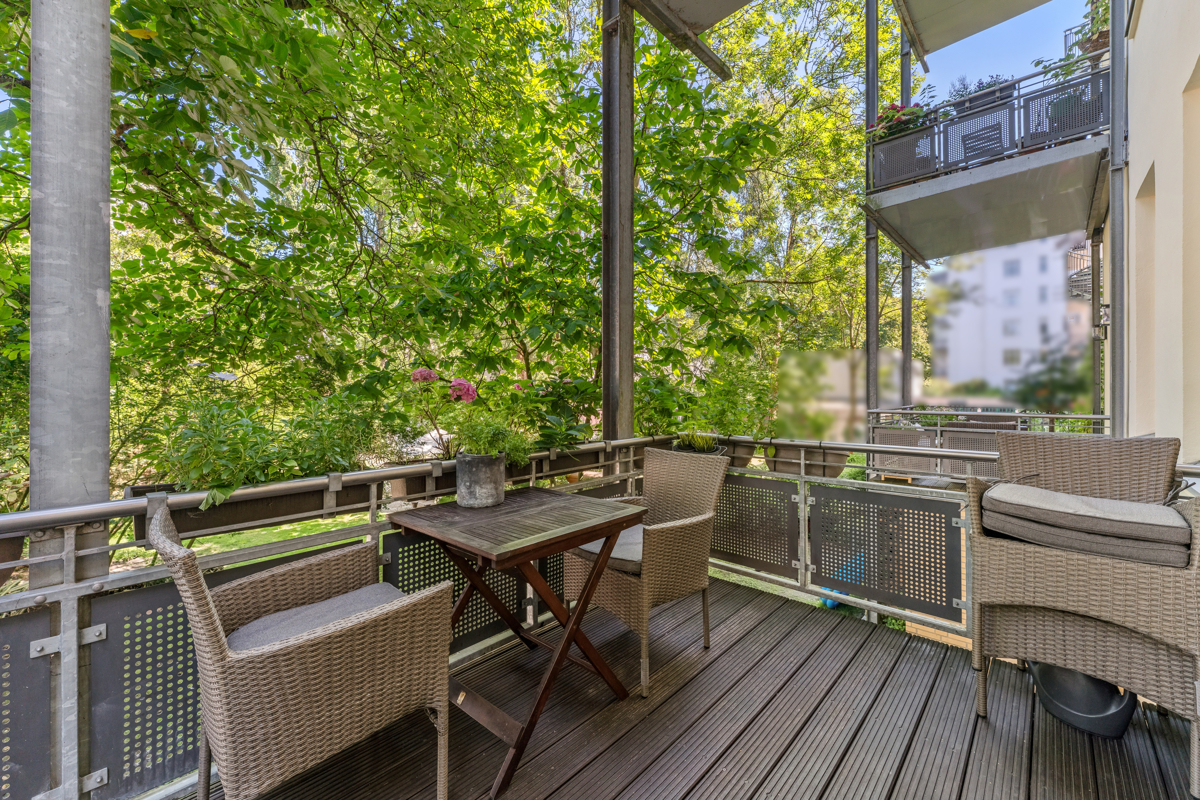 Geschützte Terrasse mit Blick in den Garten