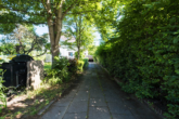 Auffahrt zur Garage und zum Haus