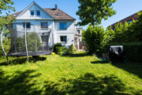 Frontansicht Haus und Garten