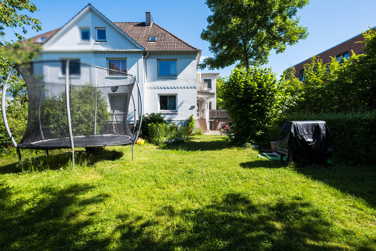Frontansicht Haus und Garten