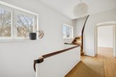Treppenhaus - Zuhause voller Fantasie: Zwei Häuser auf großem Grundstück in Groß Borstel