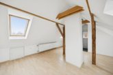Dachgeschoss - Zuhause voller Fantasie: Zwei Häuser auf großem Grundstück in Groß Borstel