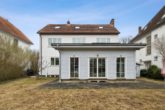Hinteransicht - Zuhause voller Fantasie: Zwei Häuser auf großem Grundstück in Groß Borstel