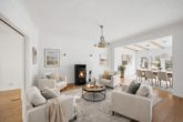 Visualisierte Kamin-Sitzlounge und Essbereich im Anbau - Zuhause voller Fantasie: Zwei Häuser auf großem Grundstück in Groß Borstel