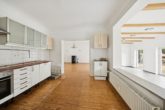 Küche im Erdgeschoss - Zuhause voller Fantasie: Zwei Häuser auf großem Grundstück in Groß Borstel