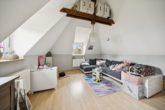 Nebengebäude Zimmer im Obergeschoss - Zuhause voller Fantasie: Zwei Häuser auf großem Grundstück in Groß Borstel