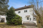 Vorderansicht - Zuhause voller Fantasie: Zwei Häuser auf großem Grundstück in Groß Borstel