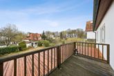 Rückwärtiger Westbalkon im Obergeschoss - Zuhause voller Fantasie: Zwei Häuser auf großem Grundstück in Groß Borstel