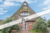 Mittelnkirchen | Exkl. Hofensemble mit charmantem Reetdachhaus und Hofcafé auf besonderem Grundstück - Titelbild