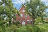 Mittelnkirchen | Exkl. Hofensemble mit charmantem Reetdachhaus und Hofcafé auf besonderem Grundstück - Frontansicht Wohnhaus