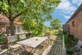 Mittelnkirchen | Exkl. Hofensemble mit charmantem Reetdachhaus und Hofcafé auf besonderem Grundstück - Sonniger Platz für Gäste
