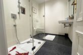 Bad en Suite für die Kinder - Exklusive 4-Zimmer-Wohnung mit Einliegerwohnung, Garten und Stellplatz in begehrter Lage