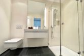 Modernes Duschbad - Exklusive 4-Zimmer-Wohnung mit Einliegerwohnung, Garten und Stellplatz in begehrter Lage