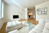 Wohnbereich im sep. Studio - Exklusive 4-Zimmer-Wohnung mit Einliegerwohnung, Garten und Stellplatz in begehrter Lage