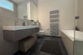 Vollbad mit sep. Dusche - Exklusive 4-Zimmer-Wohnung mit Einliegerwohnung, Garten und Stellplatz in begehrter Lage