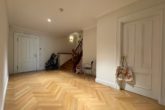 Flurbereich im Souterrain - Exklusive 4-Zimmer-Wohnung mit Einliegerwohnung, Garten und Stellplatz in begehrter Lage