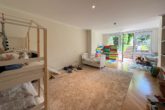 Kinderzimmer mit Gartenzugang - Exklusive 4-Zimmer-Wohnung mit Einliegerwohnung, Garten und Stellplatz in begehrter Lage