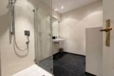 ... mit Bad en suite - Exklusive 4-Zimmer-Wohnung mit Einliegerwohnung, Garten und Stellplatz in begehrter Lage