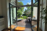 Mit Blick ins Grüne! - Exklusive 4-Zimmer-Wohnung mit Einliegerwohnung, Garten und Stellplatz in begehrter Lage