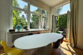 Lichterfüllter Essbereich - Exklusive 4-Zimmer-Wohnung mit Einliegerwohnung, Garten und Stellplatz in begehrter Lage