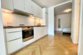 mit Einbauküche - Exklusive 4-Zimmer-Wohnung mit Einliegerwohnung, Garten und Stellplatz in begehrter Lage