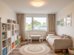 Arbeiten/ Kind (visualisiert) - Modernisierte 3-Zimmer-Wohnung auf Endetage mit großer Loggia und eigenem Stellplatz